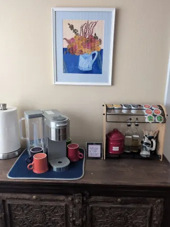 Cozy Historical Home-Trendy Lakes Area- 3 Bedroom 1 & 1/2 Bath Отели рядом с достопримечательностью «Park Nicollet Eye Care and Optical Store St. Louis Park»