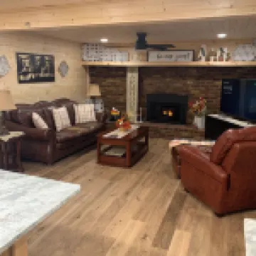 Treasured Moments Tiny Cabin Cottage in town and close to everything...