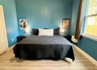 The Billiard: super fun home close to downtown with fully-fenced yard