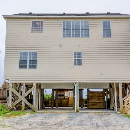 Charm Getaway - Oceanfront family home in a quiet stretch of Surf City !