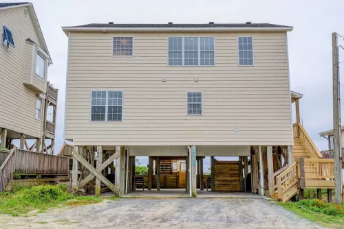 Charm Getaway - Oceanfront family home in a quiet stretch of Surf City !