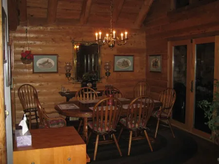 3200 Square Foot Log Home Near Branson!