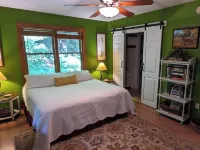 Creek-side cottage in secluded mountain setting, centrally located, easy access. Hotels in Broad River