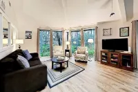 Stunning Sea Pines Treetop Oasis Deck & Grill with short walk to Harbourtown