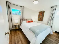 2 Br home with Hot-Tub! Quiet, dead end street