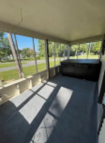 Lake view 2-bedroom cottage with new hot tub