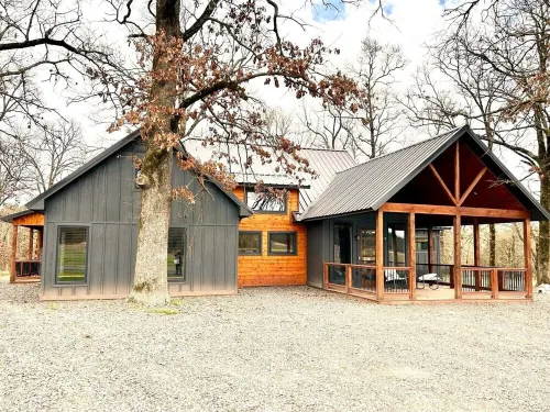 Stylish 3BR Cabin Retreat with Hot Tub & Outdoor Kitchen - 5 Mins to Hochatown