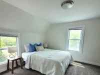 New! Tasteful, fresh 3BR on quiet street in Calumet Hotels in Calumet