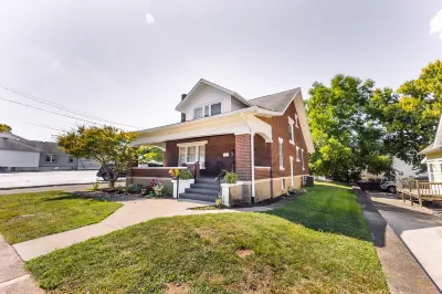 Stylish craftsman, perfect for groups, steps away from Downtown! Hotels near rue21