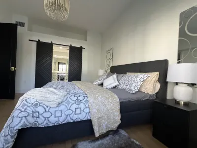 Villa 5 Mins Walk to Img Academy. Sleeps 6. PoolGated and 2 Free Parking Spots Hotels near IMG Academy Golf Club