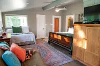 Skylight Ranch - Spacious Getaway Hotels in Rains County