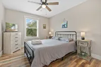 New home w/hot tub, fireplace, firepit - Less than 1/2 mi to Main St.