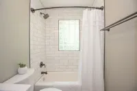 Modern 3 BR house in Belmont Hotel dekat Daniel Stowe Botanical Garden
