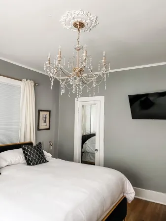 The Chandelier Loft of Midtown - Near It All!