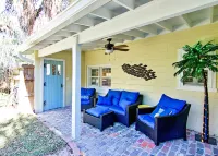 Folly Boho Bungalow - Steps to Dining, Shopping, 3 Minute Walk to the Beach