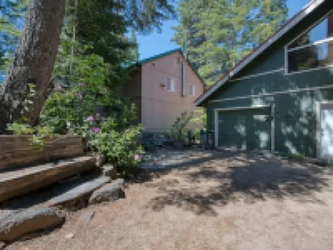 Large Family Retreat---6 BEDROOMS, Sleeps 16!! Hotels in Shaver Lake