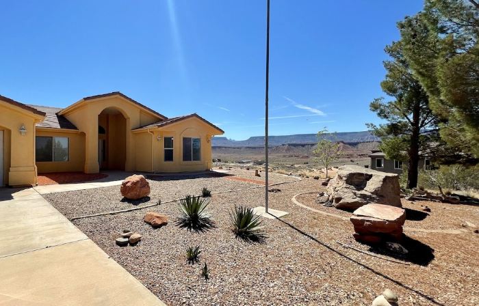 Spacious home with panoramic views of Zion National Park! Come & visit!