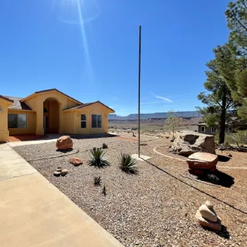 Spacious home with panoramic views of Zion National Park! Come & visit!