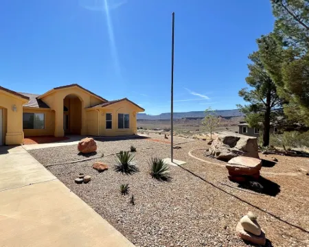 Spacious home with panoramic views of Zion National Park! Come & visit! 維爾京酒店