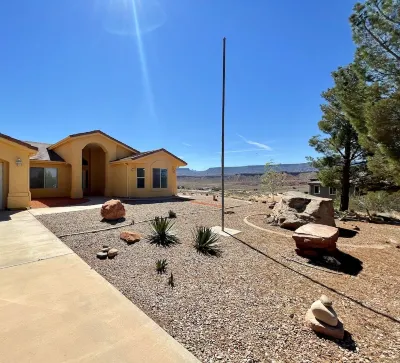 Spacious home with panoramic views of Zion National Park! Come & visit!
