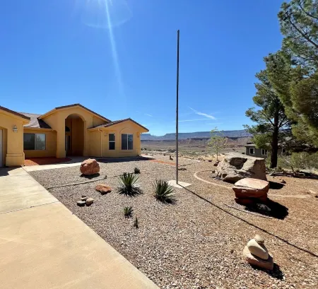 Spacious home with panoramic views of Zion National Park! Come & visit!