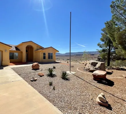 Spacious home with panoramic views of Zion National Park! Come & visit!