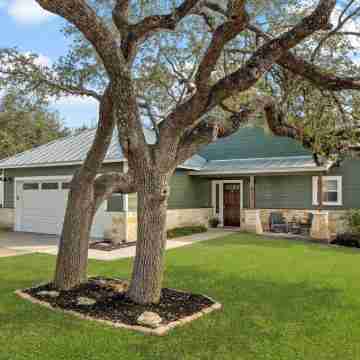 Designer Home in the Heart of Historic Dripping Springs-The Murray House Hotel Exterior