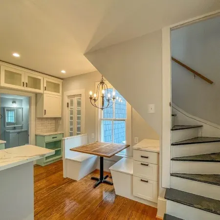 Large newly renovated Cape Victorian 5 blocks from the beach, sleeps 12