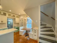 Large newly renovated Cape Victorian 5 blocks from the beach, sleeps 12