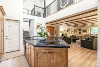 Skiers private retreat- sauna, fireplaces, hot tub