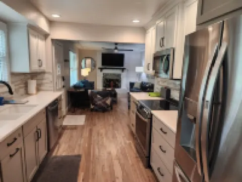 Renovated 3BR/2bath Ranch Near Hospital-Ideal for Families & Medical Stays Hotels in Shawnee