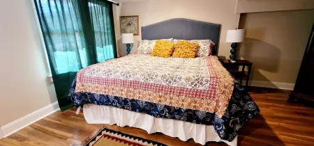 Little Red Caboose - Whimsical, Unique, Centrally Located, Hidden Gem Отели в г. Бристоль