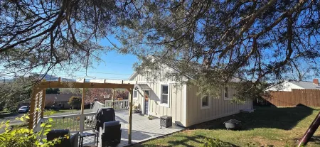 Hillside 3-bedroom bungalow 1 mile from Harrisonburg City limits, great views! Отели рядом с достопримечательностью «Horizons Edge Sports Campus»