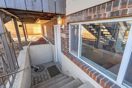 180° Mountain Range Views and Centrally Located