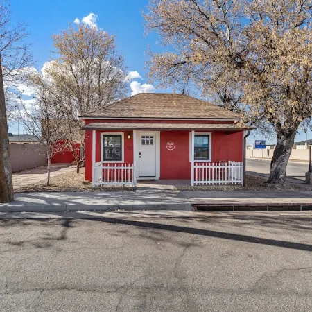 Downtown Historic Hideaway w/3 Adjacent Homes w/Fenced Yards, AC, W/D, Fast WiFi