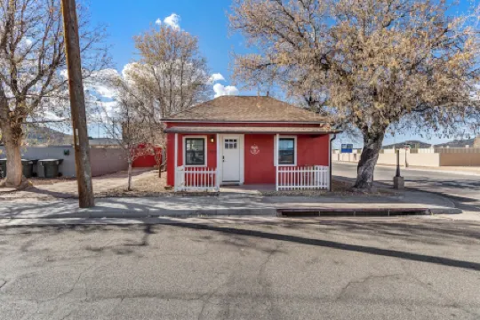 Downtown Burgundy Bungalow w/Fully Fenced Yard, AC, W/D, 3 Smart TVs, Fast WiFi