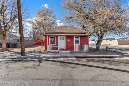 Downtown Historic Hideaway w/3 Adjacent Homes w/Fenced Yards, AC, W/D, Fast WiFi