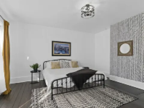 Jefferson Off Main: *4 Beds*King Beds*Walk to Main* 3 Full Bath Hotels in Madison