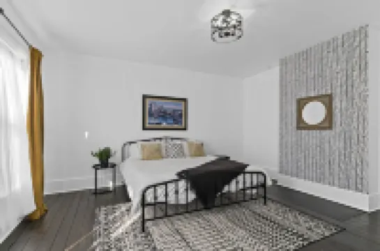 Jefferson Off Main: *4 Beds*King Beds*Walk to Main* 3 Full Bath