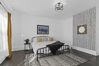 Jefferson Off Main: *4 Beds*King Beds*Walk to Main* 3 Full Bath Hotel dekat ALDI