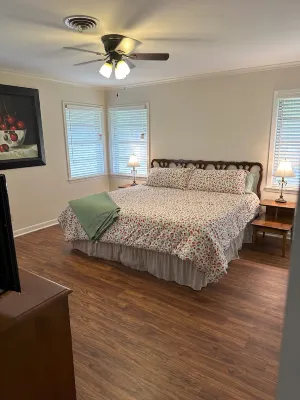 Clean & Comfortable Home in the Pines - 3-bedroom, 2-bath home, family-friendly 게일라 마이즈 가든 주변 호텔