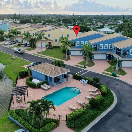 The Saltwater House - Space Coast townhouse only 1/2 a mile from the beach