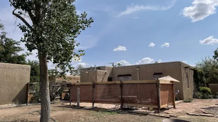 Casa Bonita located 2 blocks from Old Town Отели рядом с достопримечательностью «Альбукерке Ботаникал Гарден»