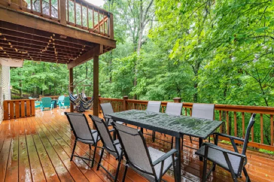 Spacious 4Br Gameroom, Fire Pit, Large Deck, Stocked Kitchen, Workstations