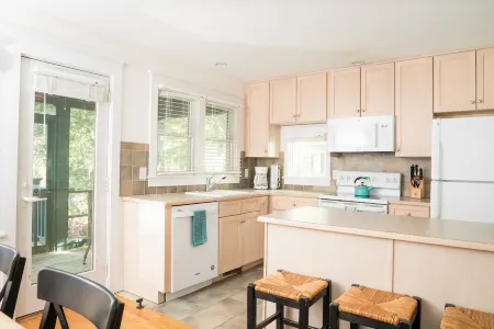 The Surf Shack BHI; 2BR beach cottage on East Beach!