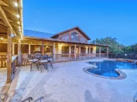 La Mansion on the Frio - Pickleball Court, Pool Hotels in Concan