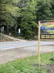 Creekside Retreat, 3 bedroom, Large parking, Picnic area. Across from Trail 14