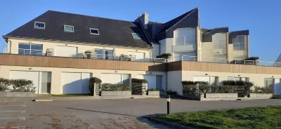 GROUND FLOOR APARTMENT LARGE TERRACE SHELTERED FROM THE WIND, WALKING DISTANCE TO THE BEACH