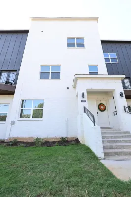 Cowboy's Condo/ Steps to Stadium