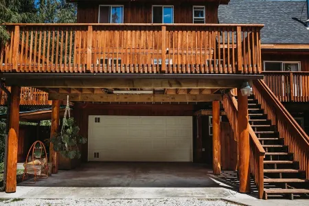 Private Mt Baker View, Hot tub, WIFI sleeps 12